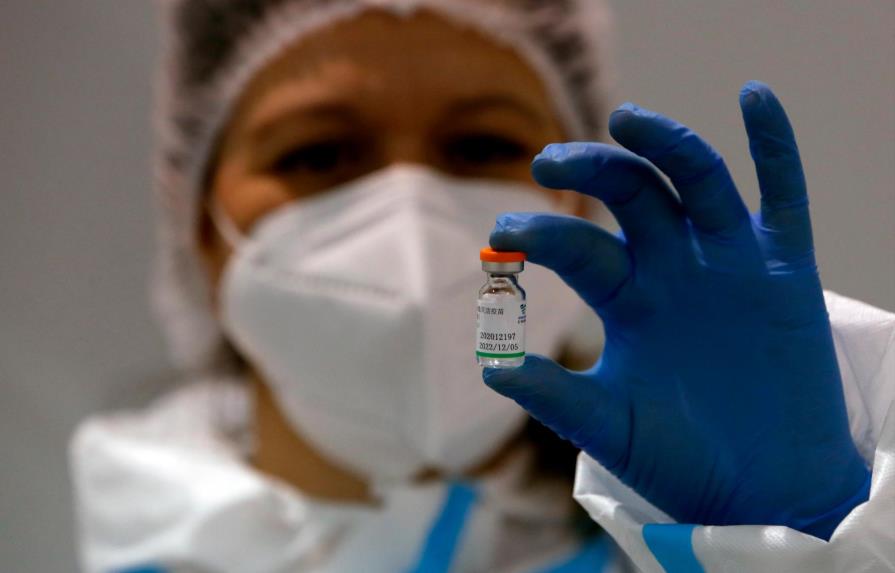 La OMS aprueba uso de emergencia de vacuna china Sinopharm