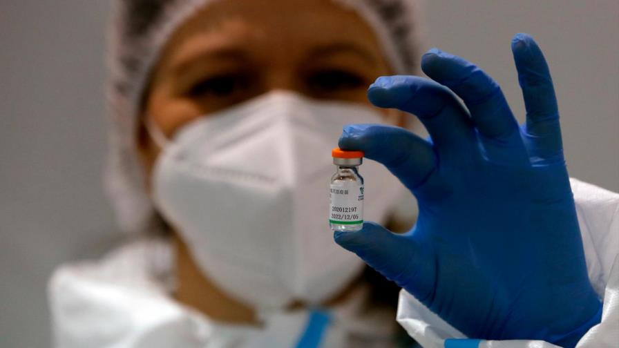 La OMS aprueba uso de emergencia de vacuna china Sinopharm