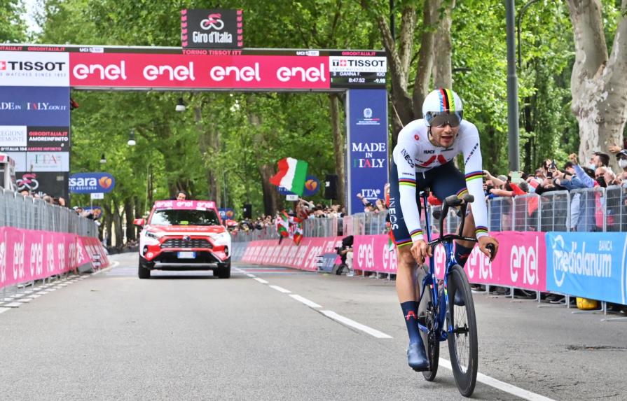 Vídeo | El italiano Filippo Ganna, primera maglia rosa del Giro
