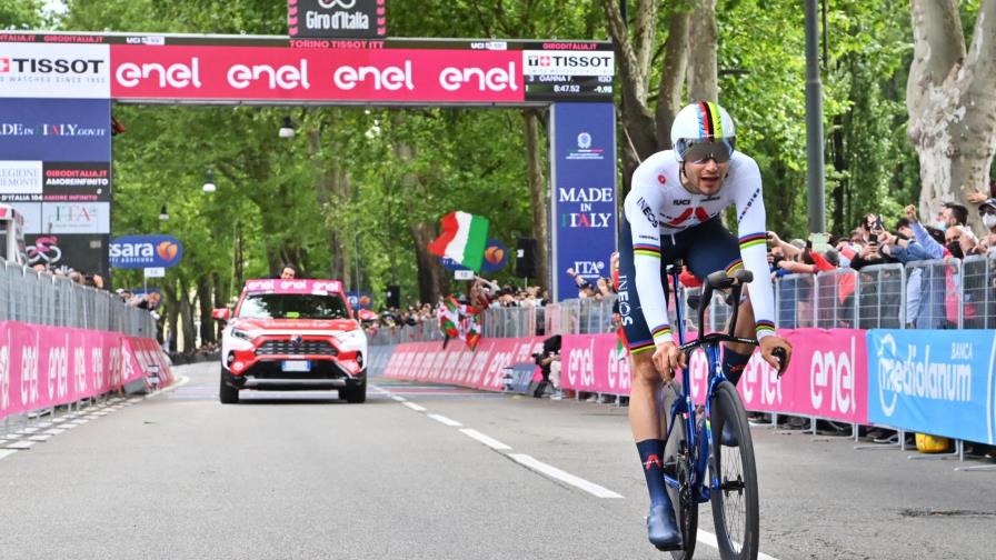 Vídeo | El italiano Filippo Ganna, primera maglia rosa del Giro