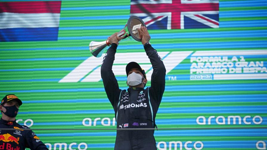 Hamilton supera a Verstappen en el GP de España Hamilton supera a Verstappen en el GP de España