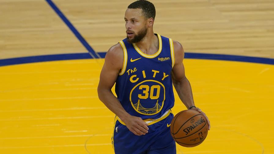 Regresa rivalidad James vs. Curry en buscan de boleto a playoffs