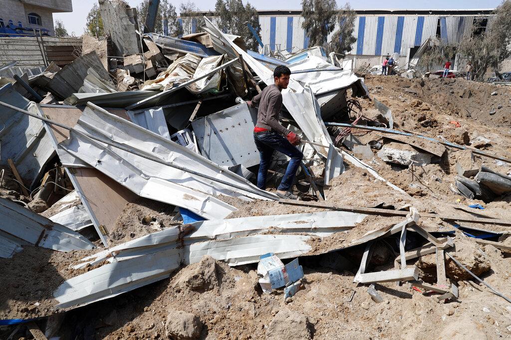 Un hombre palestino inspecciona las ruinas de lo que era un garage mecánico en el que trabajaba y que fue alcanzado por los ataques israelíes de la madrugada de este martes.  (AP Photo/Adel Hana)