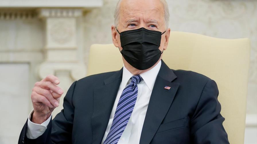 Biden cree que EE.UU. puede producir mil millones de dosis más para compartir