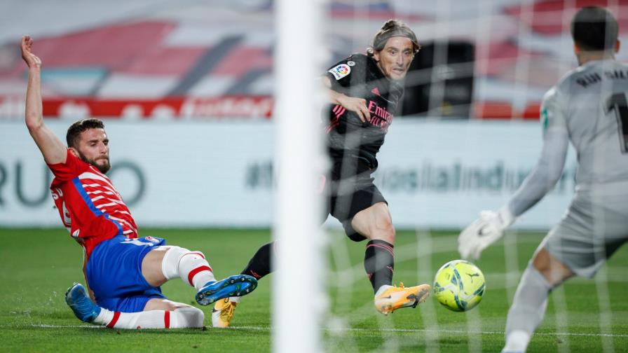 El Real Madrid gana en Granada y mantiene la pugna con el Atlético