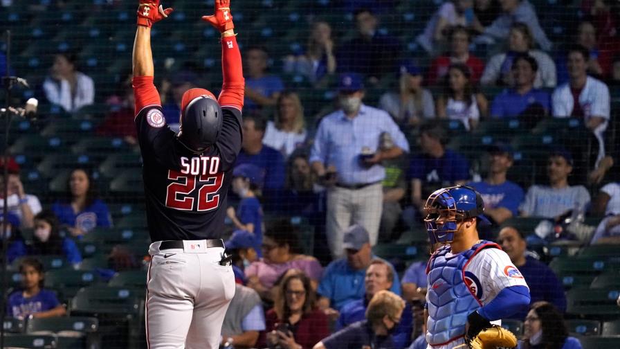 Juan Soto comienza a calentarse