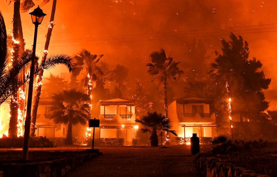 Grecia lucha contra incendio forestal, una catástrofe ecológica según expertos