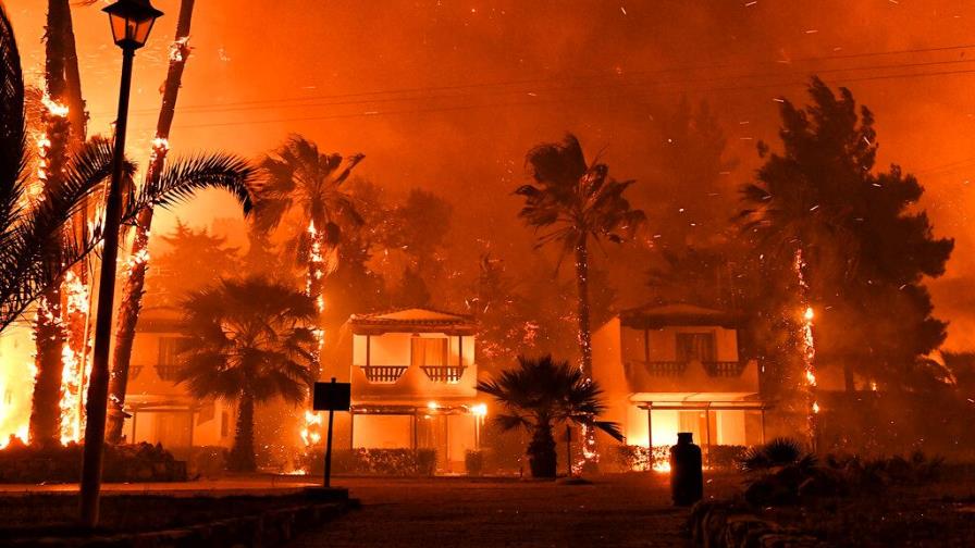 Grecia lucha contra incendio forestal, una catástrofe ecológica según expertos