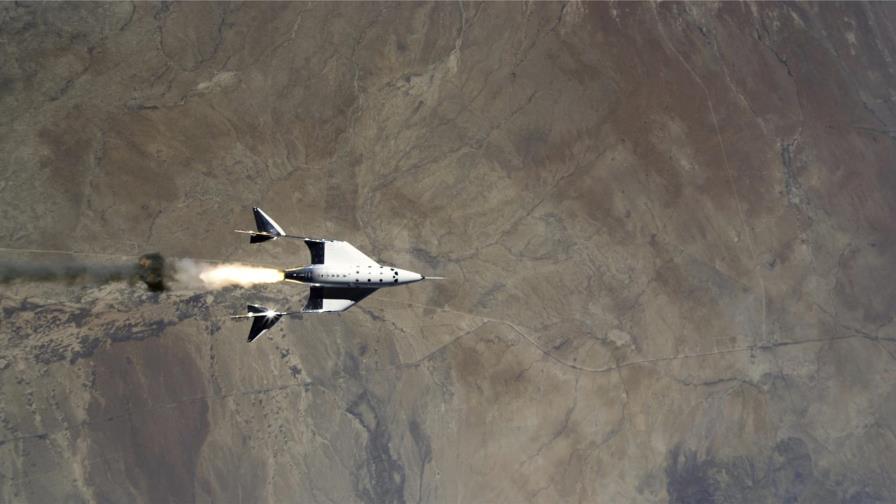 Nave tripulada de Virgin Galactic hace vuelo de prueba