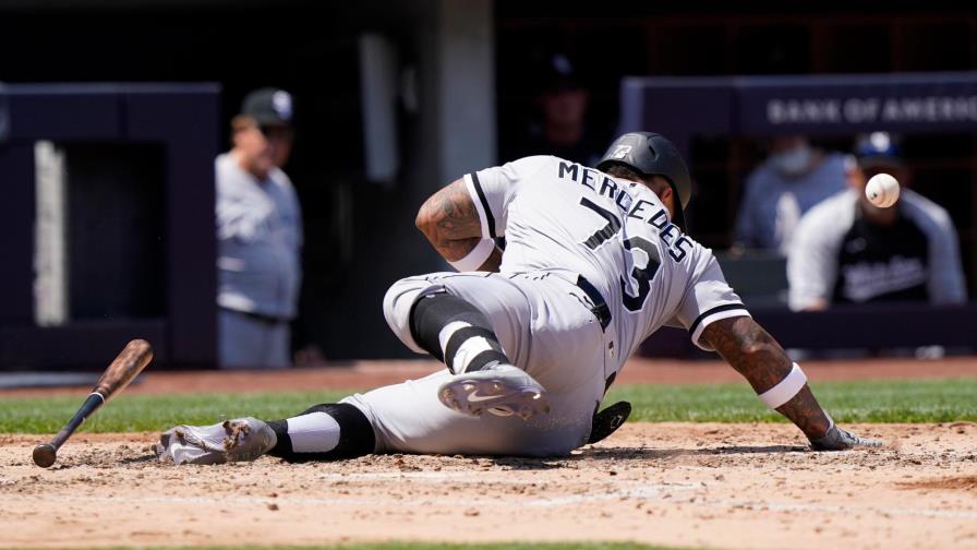 Yermín Mercedes recibe pelotazo en la cabeza