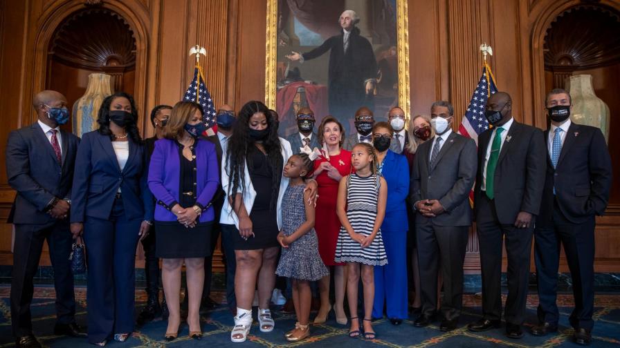 Biden recibe a familiares de George Floyd, pero ley contra violencia policial sigue en espera