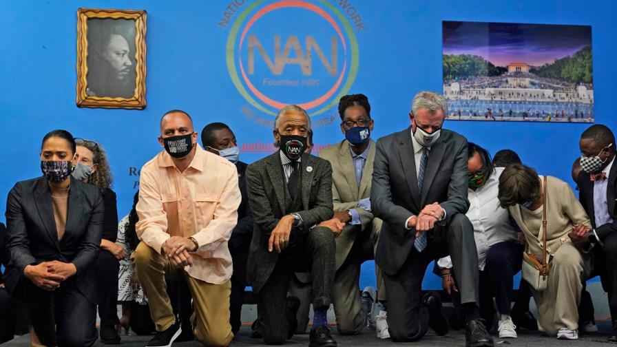 Nueva York se arrodilla 9 minutos y 29 segundos en memoria de George Floyd Nueva York se arrodilla 9 minutos y 29 segundos en memoria de George Floyd