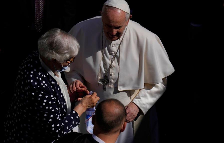 El papa besa el número tatuado en el brazo a una sobreviviente del Holocausto