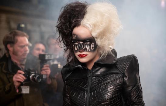 En una “Cruella” punk, los perros juegan un papel secundario