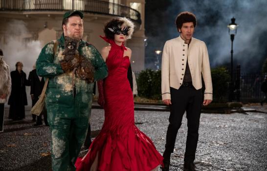 En una “Cruella” punk, los perros juegan un papel secundario