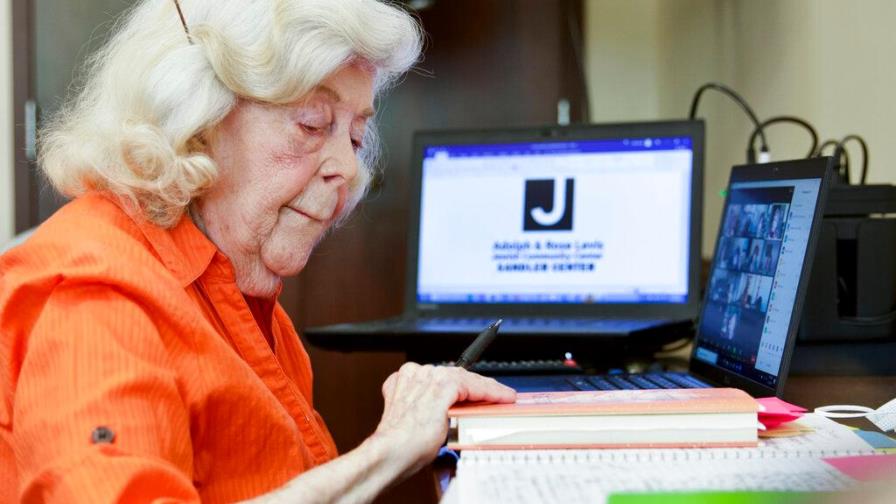 A los 98 años, internet la mantiene activa durante pandemia