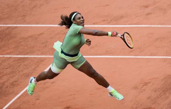 Blindada por su saque, Serena avanza en Roland Garros