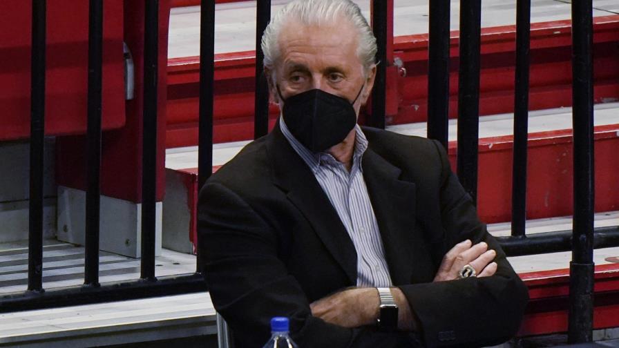 NBA multa a Pat Riley por violar regla anti-manipulación al hablar de LeBron James