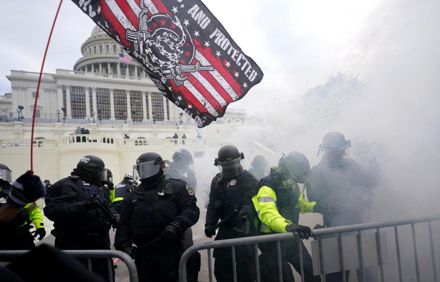 El Pentágono defiende su criticado retraso en frenar el asalto al Capitolio