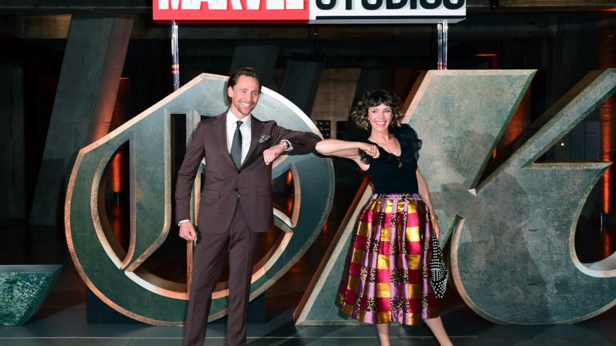 Loki viaja en el tiempo para presentarse en sociedad en Londres