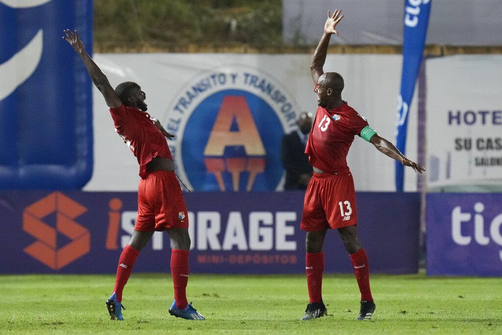 Cecilio Waterman y  Adolfo Machado celebran durante la victoria de Panamá sobre República Dominicana con marcador de 3 goles por 0. (AP Photo/Arnulfo Franco)