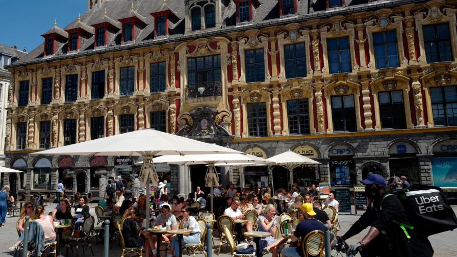 Unión Europea abre sus puertas a turistas de EEUU y franceses se quitan la mascarilla al aire libre