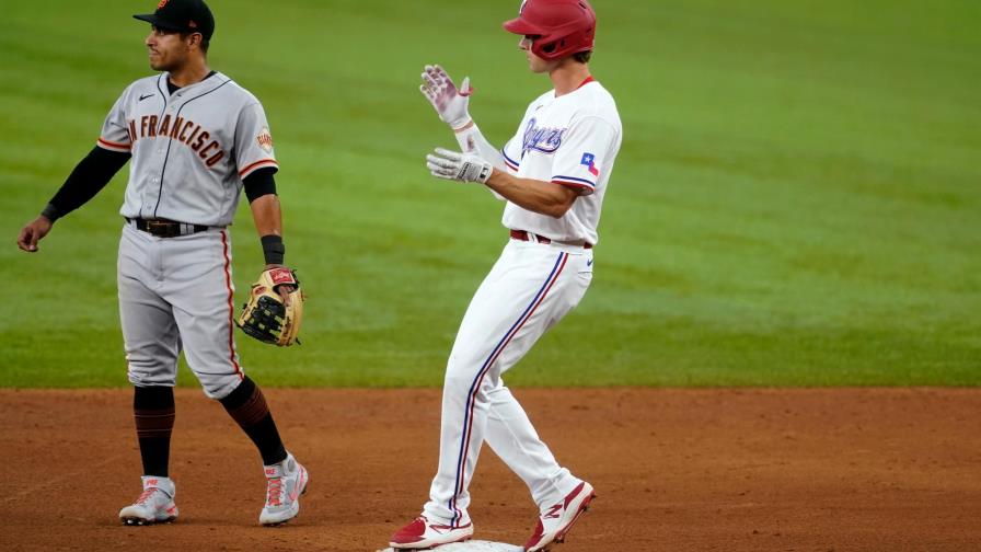 Rangers derrotan a Gigantes con hit de Holt en la entrada 11 Rangers derrotan a Gigantes con hit de Holt en la entrada 11