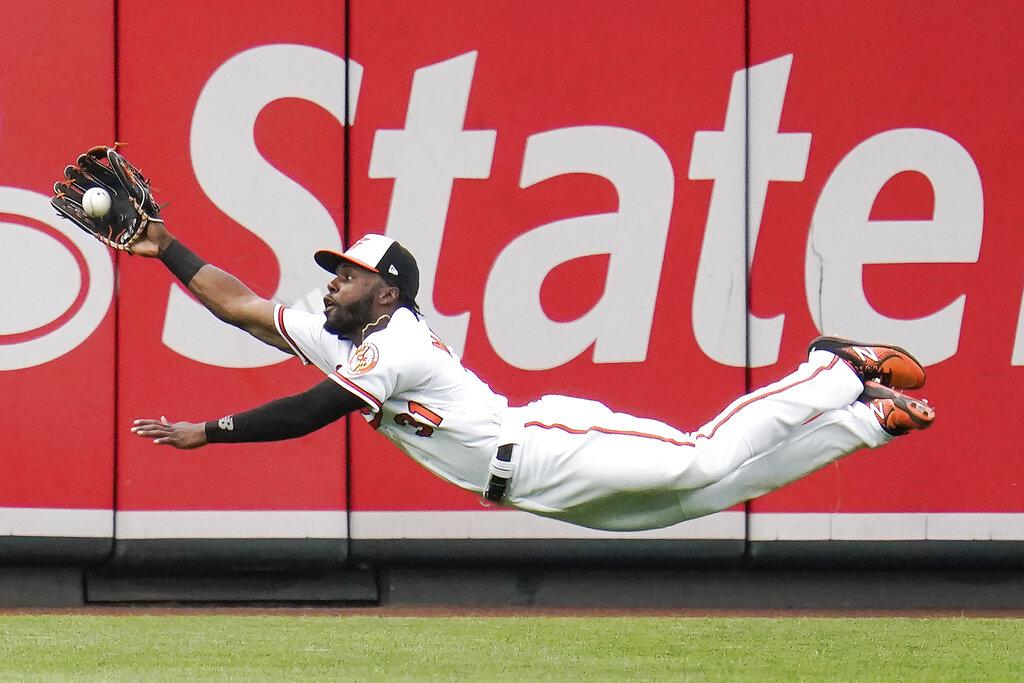 El jardinero central de los Orioles de Baltimore, Cedric Mullins, atrapa en picada una pelota golpeada por Jonathan Villar de los Mets de Nueva York durante la primera entrada de un juego de béisbol, el miércoles 9 de junio de 2021, en Baltimore. (Foto AP / Julio Cortez)