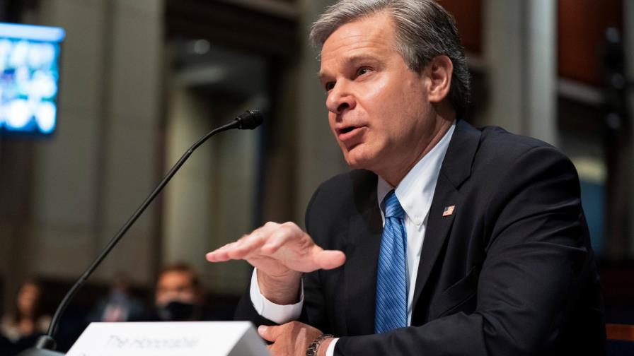 El director del FBI desconoce si Trump es investigado por motín al Capitolio