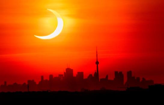 Bello amanecer en hemisferio norte con eclipse solar anular