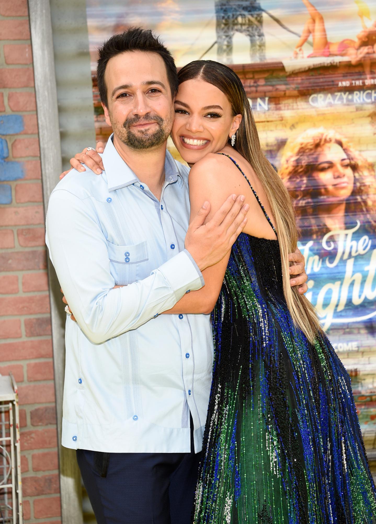 El productor Lin-Manuel Miranda y la actriz y cantante Leslie Grace posan durante el estreno mundial de 'In the Heights' la noche inaugural del Festival de Tribeca 2021, el miércoles 9 de junio de 2021 en el cine United Palace en Nueva York. 