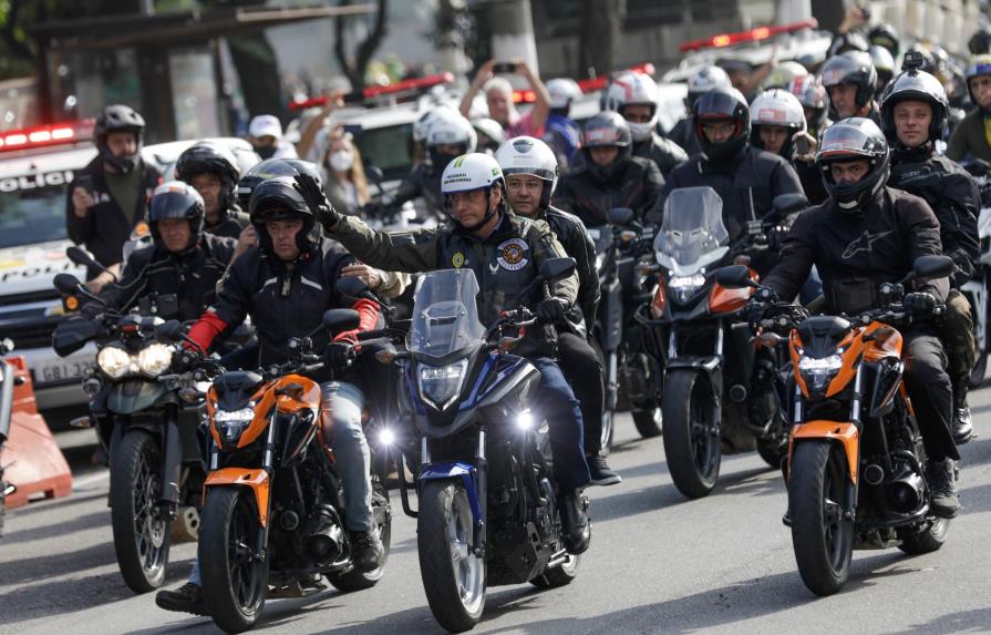 Abren investigación por caravana en motos encabezada por Bolsonaro