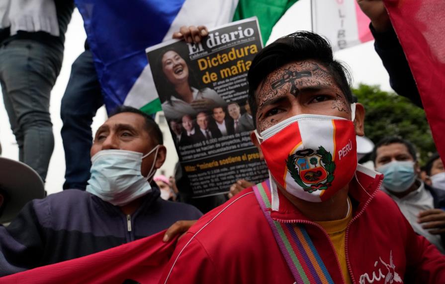 Perú cumple una semana sin saber quién será presidente