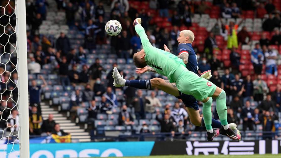 Dos goles de Schick inclinan a Escocia y ponen líder a República Checa