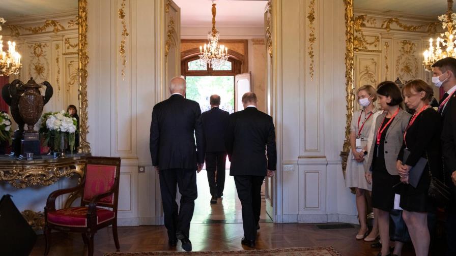 Biden y Putin se regalaron una figura de un bisonte y un juego de escritorio
