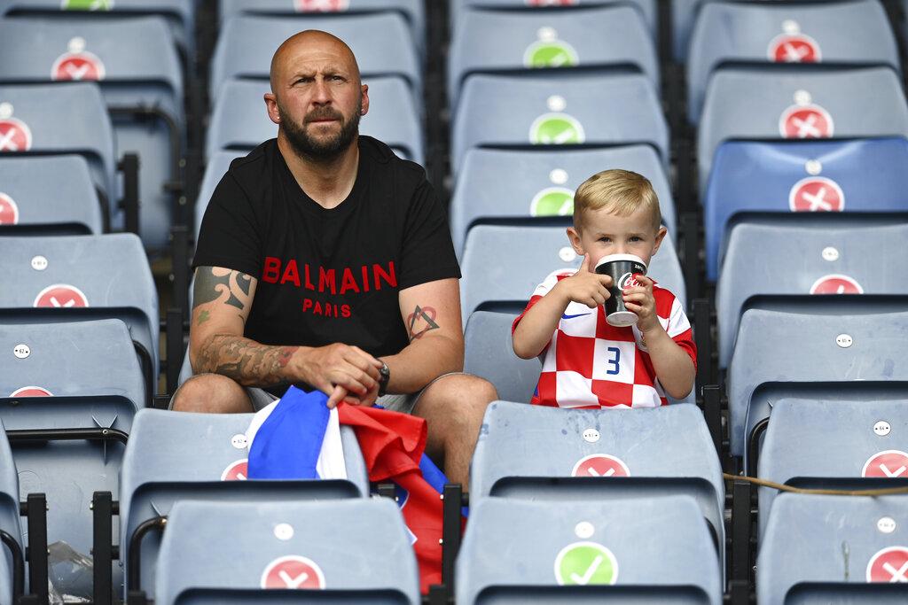 Los fanáticos de Croacia esperan en las gradas antes del partido del grupo D del campeonato de fútbol de la Eurocopa 2020 entre Croacia y la República Checa en el estadio Hampden Park en Glasgow, el viernes 18 de junio de 2021 (Paul Ellis, Pool vía AP)