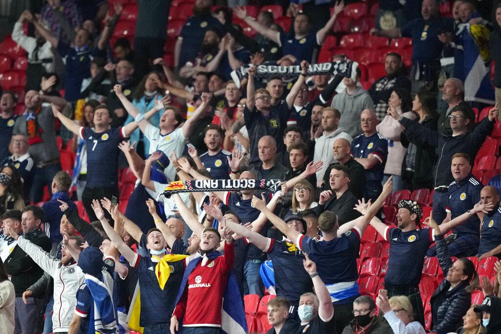 Los seguidores de Escocia vitorean en las gradas durante el partido del grupo D del campeonato de fútbol de la Eurocopa 2020 entre Inglaterra y Escocia en el estadio de Wembley en Londres, el viernes 18 de junio de 2021 (AP Photo / Frank Augstein, Pool).