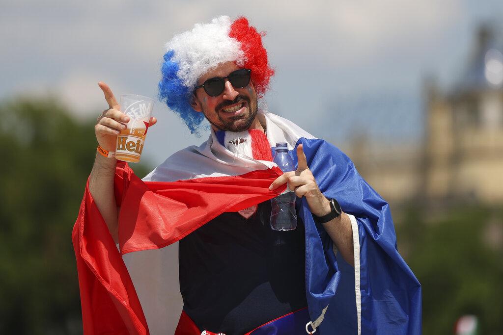 Un aficionado francés posa antes del partido del grupo F del campeonato de fútbol de la Euro 2020 entre Hungría y Francia, en el estadio Ferenc Puskas, en Budapest, el sábado 19 de junio de 2021 (Alex Pantling, Pool vía AP)
