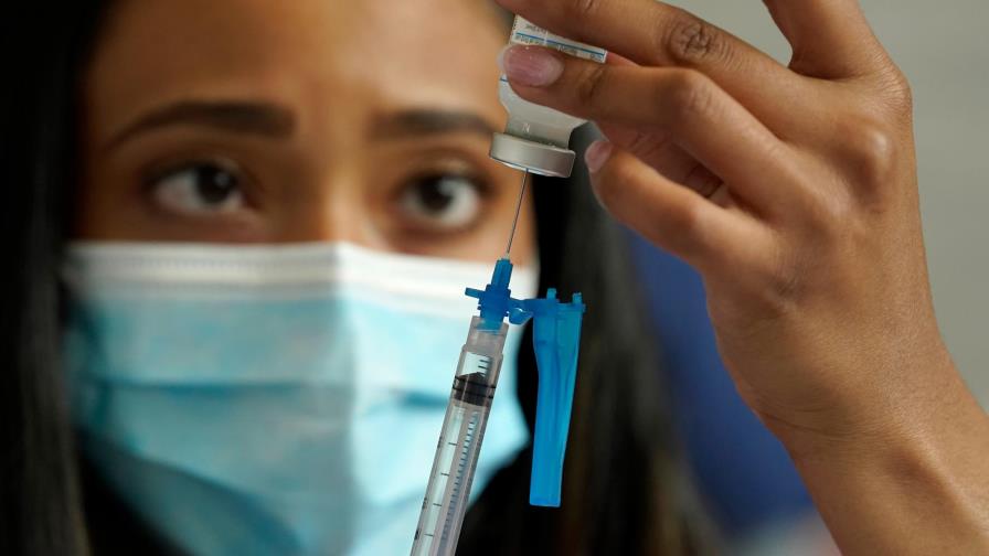 Oxford/AstraZeneca empiezan a probar una vacuna contra la variante Beta del COVID-19