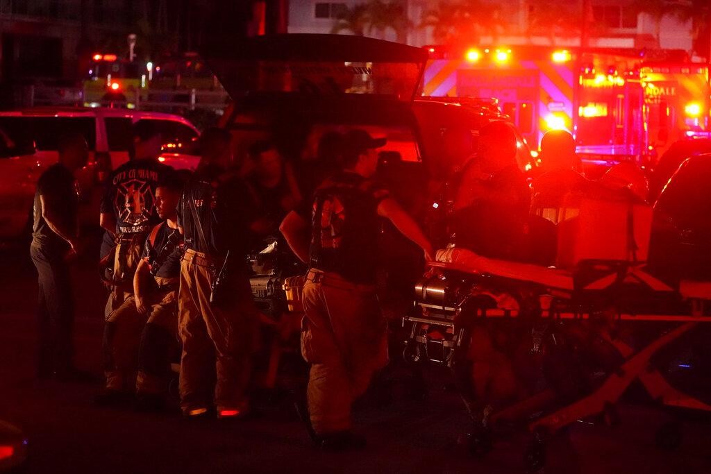 Los bomberos esperan después de un colapso parcial de un edificio, el jueves 24 de junio de 2021, en el área de Surfside de Miami, Florida. (Foto AP / Wilfredo Lee)