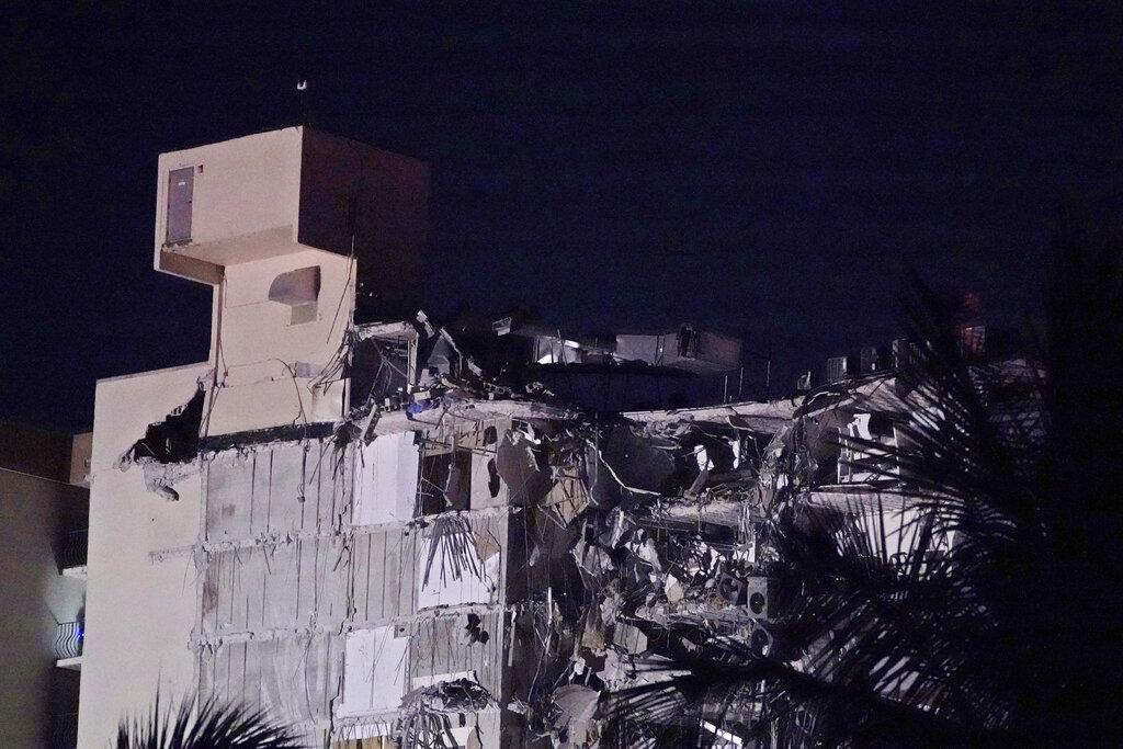 Un edificio parcialmente derruido, el jueves 24 de junio de 2021 en la zona de Surfside, Miami, Florida. El derrumbe provocó un gran despliegue de los servicios de emergencias. (AP Foto/Wilfredo Lee)