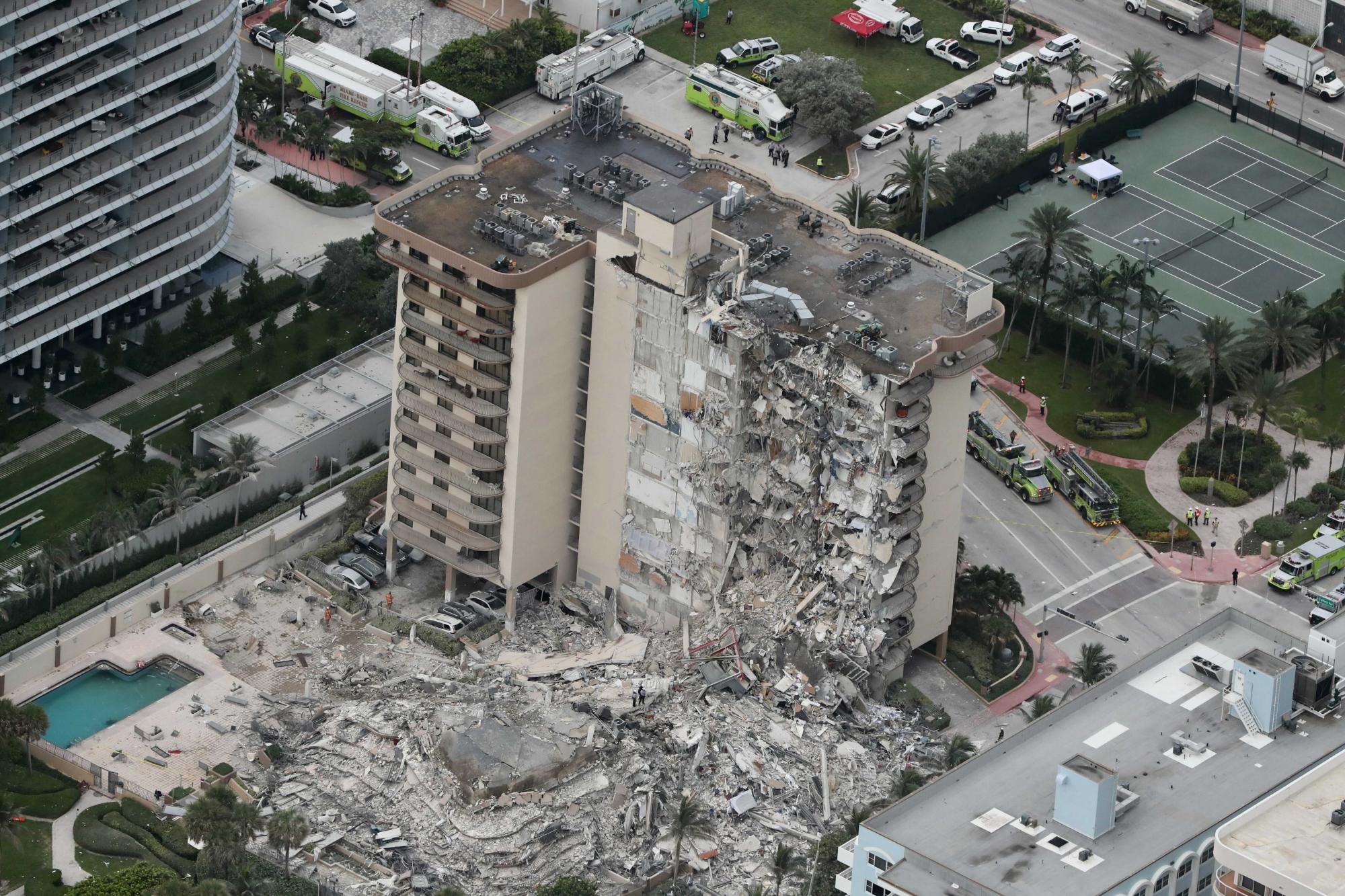Esta foto aérea muestra parte del condominio Champlain Towers South de 12 pisos frente al mar que colapsó la madrugada del jueves 24 de junio de 2021 en Surfside, Florida (Amy Beth Bennett / South Florida Sun-Sentinel vía AP)