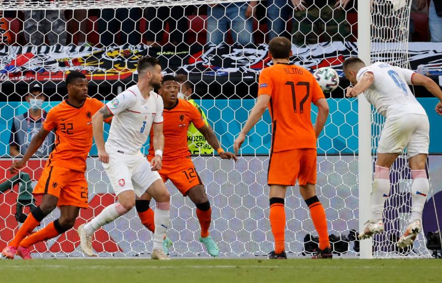 Checos emboscan 2-0 a Holanda y avanzan a cuartos