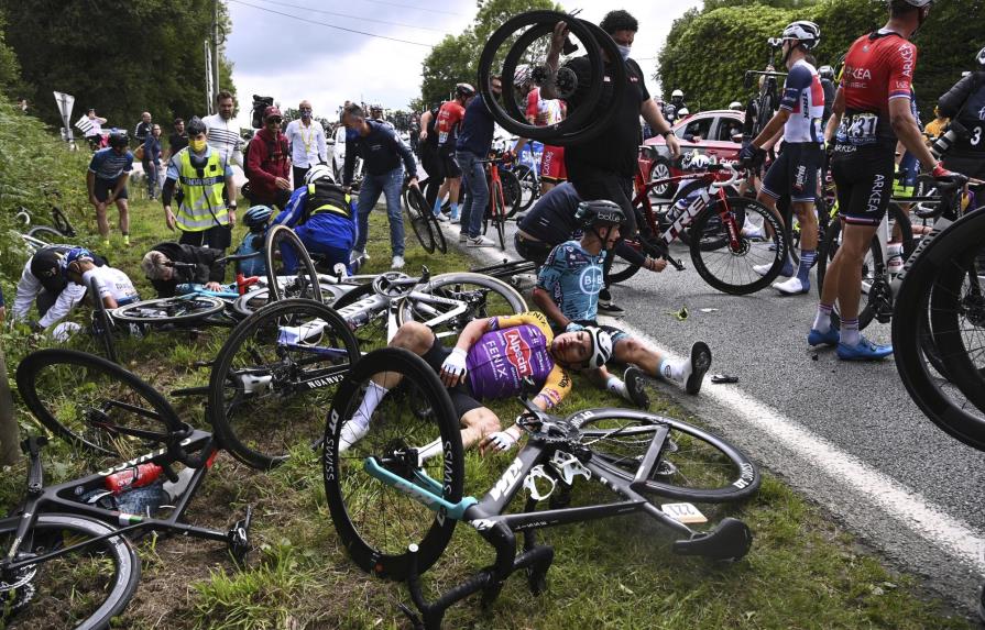 Detenida la espectadora que causó la caída durante la primera etapa del Tour