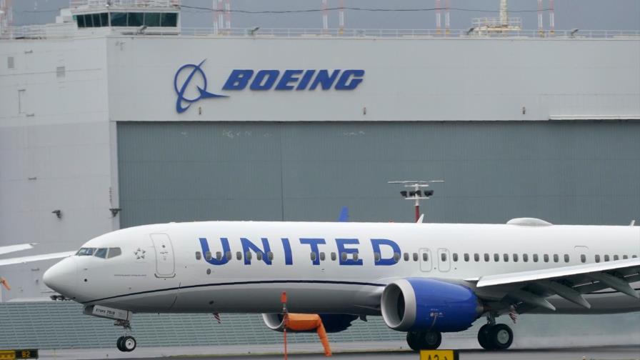 Un avión de carga Boeing 737 aterriza de emergencia frente a la costa de Hawái