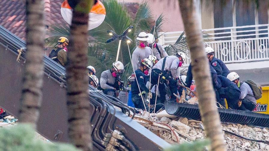 Suspenden las labores de rescate en el edificio de Surfside por peligro de derrumbe