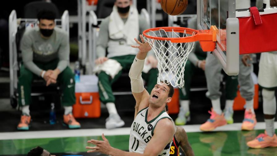 Sin Antetokounmpo, Bucks ganan y están a un triunfo de las Finales