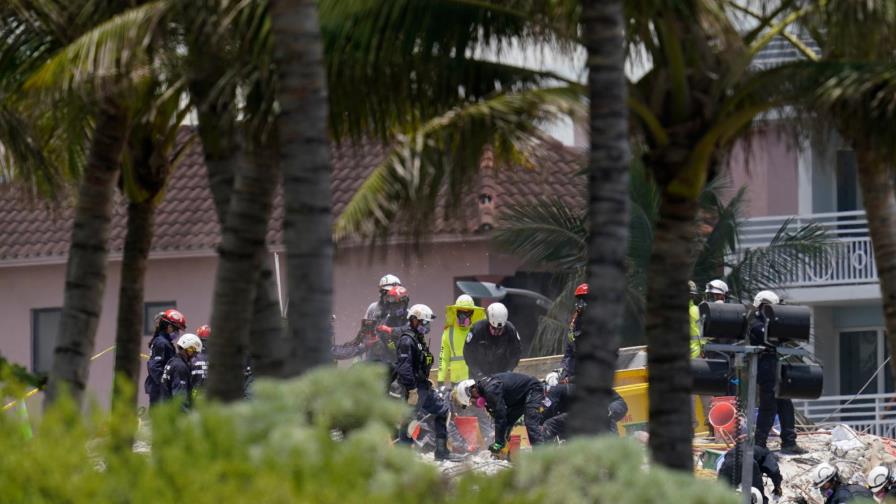 Prosigue búsqueda de víctimas del derrumbe en medio del dolor de las familias