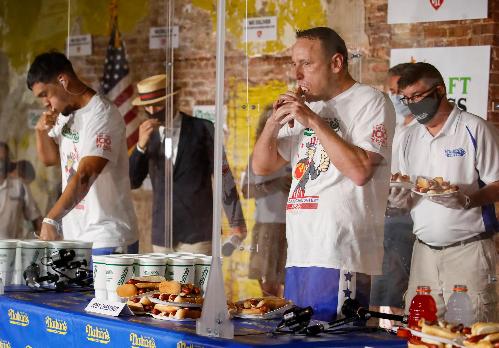 Fotografía de archivo del comedor competitivo Joey Chestnut estableciendo un nuevo récord mundial al comerse 75 'hot dogs' para ganar la división varonil del concurso de comer hot dogs Famous July Fourth de Nathan's en Brooklyn, Nueva York, el sábado 4 de julio de 2020. 