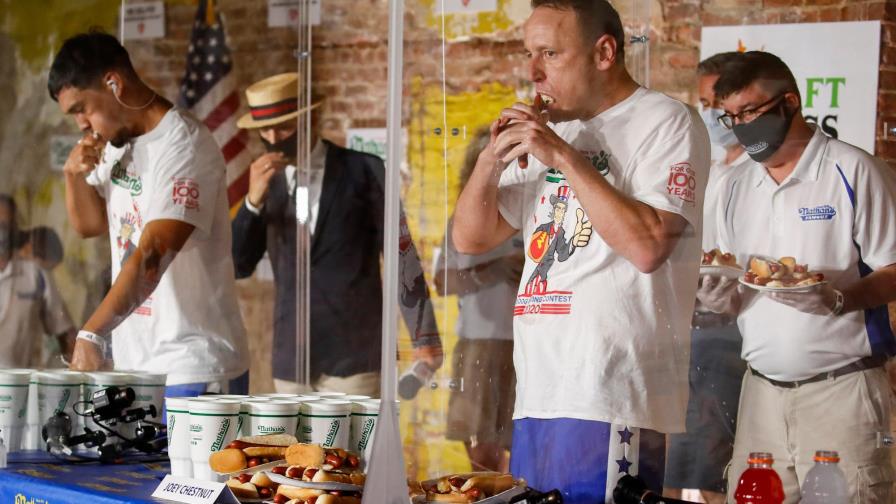 Se come 76 perritos calientes en diez minutos para fijar un nuevo récord